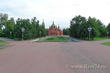Церковь Александра Невского издалека в сквере Алое поле 