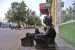 Скульптура Чистильщик обуви возле магазина обуви на Кирова